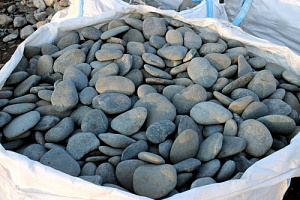 Kamenclub.ru: Галька речная плоская (темно-серая) фр. 100-200-300 мм. купить в Истре галька речная плоская темно-серый, серый, синий речной галечник плоский 9000 руб/т   фото КАМЕНЬ КЛУБ