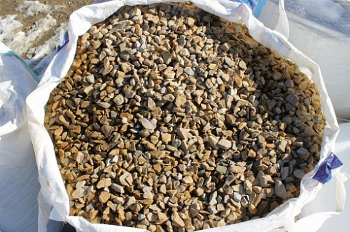 Kamenclub.ru: Щебень крошка желтый (песчаник) фр. 20-40 мм.  купить в Истре песчаник бежевый рыжий каменная крошка песчаника 9500 руб/т   фото КАМЕНЬ КЛУБ