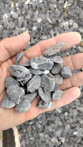 Kamenclub.ru: Щебень галтованный черный (мрамор) фр.10-20 мм.  купить в Истре мрамор черный с белыми прожилками, черный, белый окатанный округлый ландшафтный декоративный щебень 15000 руб/т   фото КАМЕНЬ КЛУБ