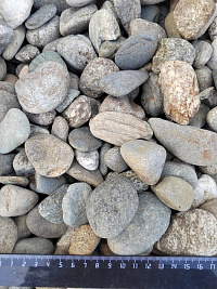 Kamenclub.ru: Галька речная окат (пестрая) фр. 20-40 мм. купить  в Истре галька речная пестрая, серая, серые оттенки галька речная окатанная округлая 5000 руб/т   фото КАМЕНЬ КЛУБ