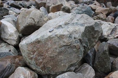 Kamenclub.ru: Гранит скальник (серо-зеленый) фр. 500-1500 мм.  купить в Истре гранит мрамор  серый зеленый темно-серый глыба скальная колотая ландшафтная 7 500 руб/т   фото КАМЕНЬ КЛУБ