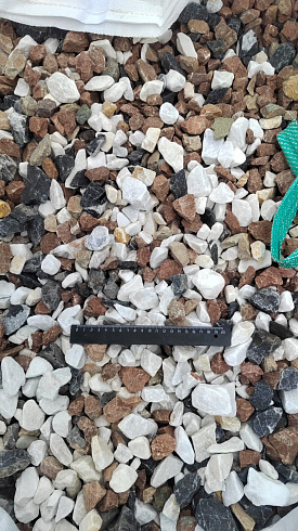 Kamenclub.ru: Мраморная крошка (щебень крошка микс : белый-черный-розовый) фр. 20-40 мм.  купить в Истре мрамор белый, черный, розовый декоративная ландшафтная крошка 12000 руб/т   фото КАМЕНЬ КЛУБ