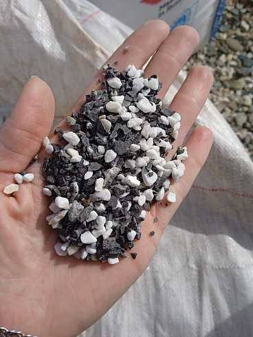 Kamenclub.ru: Мраморная крошка (щебень крошка микс : белый-черный-розовый) фр. 5-10 мм.  купить в Истре мрамор белый, черный, розовый, разноцветный микс декоративная мраморная каменная крошка 12000 руб/т   фото КАМЕНЬ КЛУБ