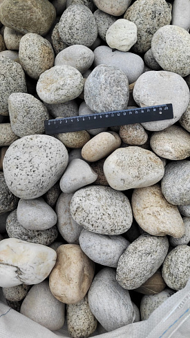 Kamenclub.ru: Галька речная окат (серо-белая) фр. 70-120 мм купить  в Истре галька галечник бело-серая, серо-белая, серая, белая речная природная галька  8000 руб/т   фото КАМЕНЬ КЛУБ