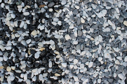 Kamenclub.ru: Мраморная крошка (щебень галтованный микс:белый-черный) фр.10-20 мм.  купить в Истре мрамор белый, черный окатанные округлые декоративные ландшафтные камни щебня 15500 руб/т   фото КАМЕНЬ КЛУБ