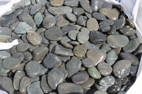 Kamenclub.ru: Галька речная плоская (темно-серая) фр. 100-200-300 мм. купить  в Истре галька речная плоская темно-серый, серый, синий речной галечник плоский 9000 руб/т   фото КАМЕНЬ КЛУБ