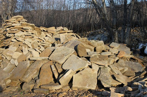 Kamenclub.ru: Песчаник плиты - плахи - пошаговые дорожки (фр. 70-150 мм)  купить в Истре песчаник серый бежевый желтый зеленый колотый песчаник строительный 6500 руб/т   фото КАМЕНЬ КЛУБ