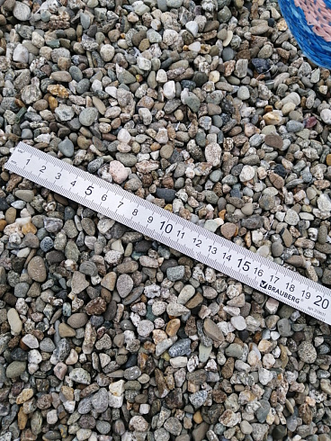 Kamenclub.ru: Галька речная окат (серая) фр.3-5 мм купить  в Истре галька речная серая бежевый темно-серый окатанный речной камень округлый 9500 руб/т   фото КАМЕНЬ КЛУБ