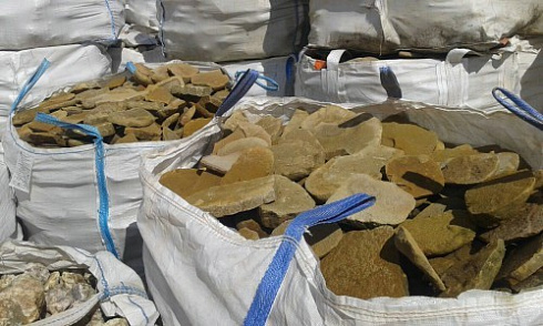 Kamenclub.ru: Песчаник колотый для облицовки (фр. 2-3 см)  купить в Истре песчаник бежевый серый рыжий песчаник строительный 5000 руб/т   фото КАМЕНЬ КЛУБ