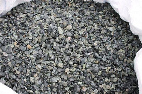 Kamenclub.ru: Щебень галтованный зеленый (змеевик) фр. 20-40 мм.  купить в Истре мрамор зеленый, салатовый оголтованный щебень мраморный 12500 руб/т   фото КАМЕНЬ КЛУБ