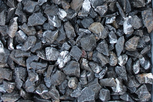 Kamenclub.ru: Щебень крошка черный (мрамор) фр. 3-5 мм.  купить в Истре мрамор черный белый с прожилками щебень мраморный декоративный колотый 18000 руб/т   фото КАМЕНЬ КЛУБ