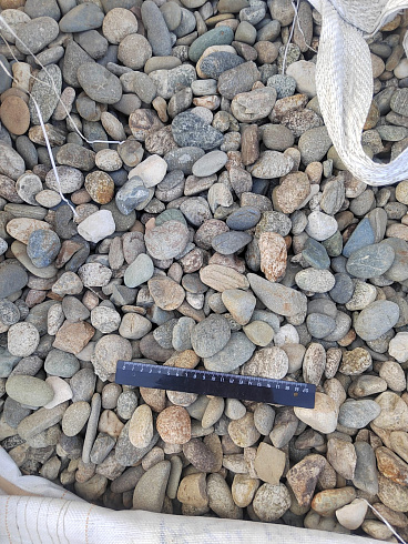 Kamenclub.ru: Галька речная окат (серая) фр.40-60 мм купить  в Истре галька речная серый бежевый рыжий коричневый округлый речной камень 5000 руб/т   фото КАМЕНЬ КЛУБ