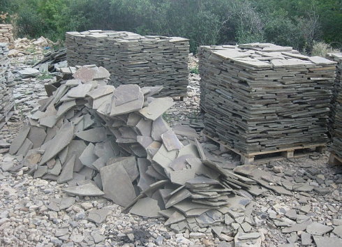 Kamenclub.ru: Песчаник пластушка серо-зеленый (1,5 см)  купить в Истре плитняк - пластушка серо-зеленый, серый, зеленый пластушка рваная ландшафтная колотая 10200 руб/м3   фото КАМЕНЬ КЛУБ