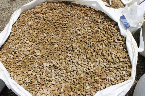 Kamenclub.ru: Щебень крошка желтый (песчаник) фр. 10-20 мм.  купить в Истре песчаник бежевый, серый, рыжий декоративный ландшафтный щебень колотый 9500 руб/т   фото КАМЕНЬ КЛУБ