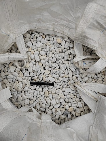 Kamenclub.ru: Мраморная крошка (щебень галтованный белый) фр.40-70 мм.  купить в Истре мрамор белый молочный айвори окатанный округлый природный камень 17000 руб/т   фото КАМЕНЬ КЛУБ