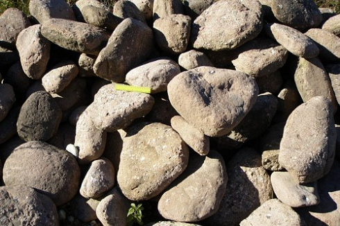 Kamenclub.ru: Конгломераты фр. 300-1000 мм.  купить в Истре кварц мрамор диабаз коричневый, серый зеленоватый речной валун крупный 6500 руб/т   фото КАМЕНЬ КЛУБ