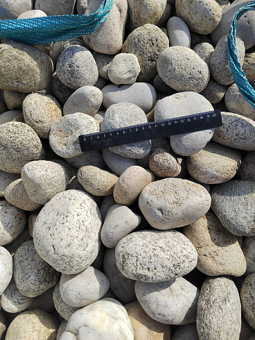 Kamenclub.ru: Галька речная окат (серо-белая) фр. 70-120 мм купить  в Истре галька галечник бело-серая, серо-белая, серая, белая речная природная галька  8000 руб/т   фото КАМЕНЬ КЛУБ