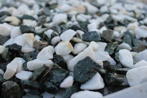 Kamenclub.ru: Мраморная крошка (щебень крошка микс: белый-зеленый) фр. 10-20 мм.  купить в Истре мрамор белый, зеленый каменная ландшафтная декоративная крошка щебня 9500 руб/т   фото КАМЕНЬ КЛУБ