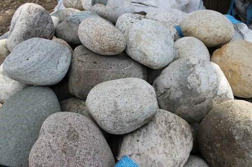 Kamenclub.ru: Речной валун (Ассорти) фр.100-300 мм.  купить в Истре галечник серый, темно-серый, светло-серый речная галька крупных размеров 4200 руб/т   фото КАМЕНЬ КЛУБ