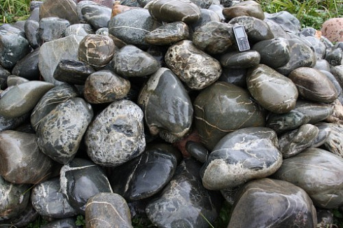 Kamenclub.ru: Валунчик Паутинник фр.100-300 мм  купить в Истре крупный природный камень галечник темно-серый с прожилками белый черный речной валунчик 5000 руб/т   фото КАМЕНЬ КЛУБ