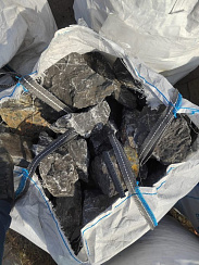 Kamenclub.ru: Черный мрамор скальник фр. 100-500 мм.  купить в Истре мрамор черный белый серый крупный колотый валун ландшафтный 8500 руб/т   фото КАМЕНЬ КЛУБ