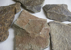 Kamenclub.ru: Песчаник пластушка "фонтанка" серо-зеленая (3,0-5,0 см)  купить в Истре песчаник серо-зеленая колотые плитки облицовочные пластушки 11400 руб/м3   фото КАМЕНЬ КЛУБ