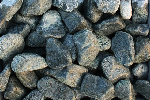 Kamenclub.ru: Щебень галтованный зеленый (змеевик) фр. 50-100 мм.  купить в Истре галтовка мраморная зеленый, салатовый мрамор 12 500 руб/т   фото КАМЕНЬ КЛУБ