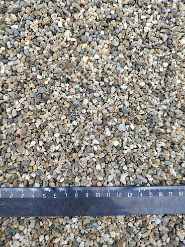 Kamenclub.ru: Галька речная окат (серая) фр.3-5 мм купить  в Истре галька речная серая бежевый темно-серый окатанный речной камень округлый 9500 руб/т   фото КАМЕНЬ КЛУБ