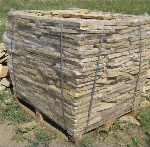 Kamenclub.ru: Песчаник пластушка желтый с рисунком (3 см)  купить в Истре песчаник желтый с рисунком, рыжий, желтый песчаник пластушка ландшафтная рваная 8 500 руб/м3   фото КАМЕНЬ КЛУБ