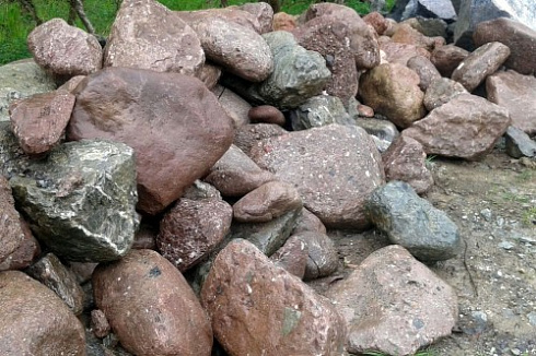 Kamenclub.ru: Конгломераты фр. 300-1000 мм.  купить в Истре кварц мрамор диабаз коричневый, серый зеленоватый речной валун крупный 6500 руб/т   фото КАМЕНЬ КЛУБ