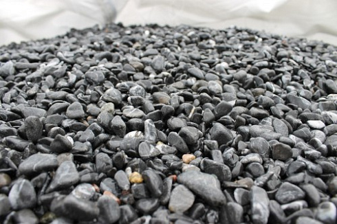 Kamenclub.ru: Щебень галтованный черный (мрамор) фр.10-20 мм.  купить в Истре мрамор черный с белыми прожилками, черный, белый окатанный округлый ландшафтный декоративный щебень 15000 руб/т   фото КАМЕНЬ КЛУБ