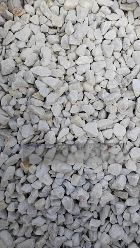 Kamenclub.ru: Мраморная крошка, щебень, цвет-белый, фр. 10-20 мм.  купить в Истре мрамор белый, молочный айвори каменная ландшафтная декоративная крошка шебня 12000 руб/т   фото КАМЕНЬ КЛУБ