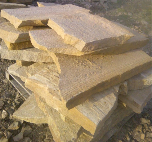 Kamenclub.ru: Форматный камень (плаха) пошаговая дорожка от 70-150 см (4 -12 см)  купить в Истре плитняк  форматный плаха желтый песчаник 9 000 руб/т   фото КАМЕНЬ КЛУБ