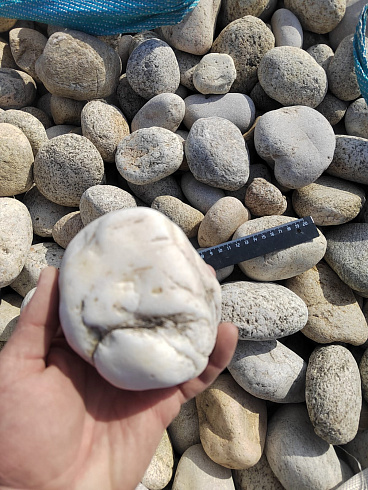 Kamenclub.ru: Галька речная окат (серо-белая) фр. 70-120 мм купить  в Истре галька галечник бело-серая, серо-белая, серая, белая речная природная галька  8000 руб/т   фото КАМЕНЬ КЛУБ