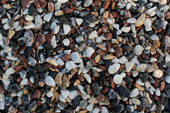 Kamenclub.ru: Мраморная крошка (щебень галтованный микс:белый-черный-розовый-медовый) фр.5-10 мм.  купить в Истре мрамор белый, медовый, черный, розовый мраморный галтованный щебень декоративный ландшафтный 15500 руб/т   фото КАМЕНЬ КЛУБ