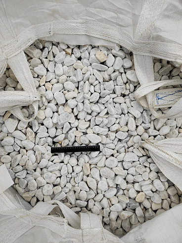 Kamenclub.ru: Мраморная крошка (щебень галтованный белый) фр.40-70 мм.  купить в Истре мрамор белый молочный айвори окатанный округлый природный камень 17000 руб/т   фото КАМЕНЬ КЛУБ