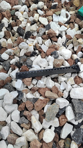 Kamenclub.ru: Мраморная крошка (щебень крошка микс : белый-черный-розовый) фр. 20-40 мм.  купить в Истре мрамор белый, черный, розовый декоративная ландшафтная крошка 12000 руб/т   фото КАМЕНЬ КЛУБ