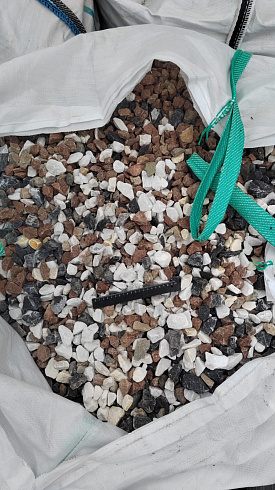 Kamenclub.ru: Мраморная крошка (щебень крошка микс : белый-черный-розовый) фр. 20-40 мм.  купить в Истре мрамор белый, черный, розовый декоративная ландшафтная крошка 12000 руб/т   фото КАМЕНЬ КЛУБ