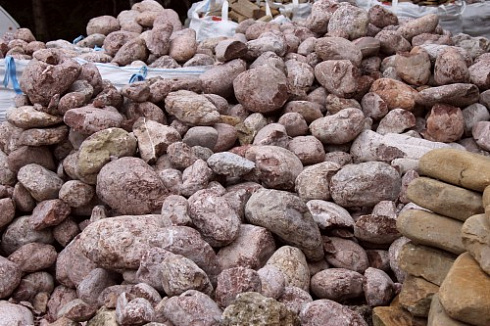 Kamenclub.ru: Розовый валунчик фр.100-300 мм.  купить в Истре крупный природный камень розовый, серый молочный красный речной галечник природный 7850 руб/т   фото КАМЕНЬ КЛУБ