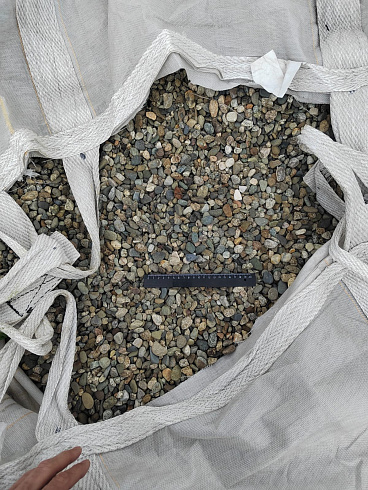 Kamenclub.ru: Галька речная окат (серая) фр.10-20 мм купить  в Истре галька речная серая, серый, темно-серый, светло-серый, коричневый ландшафтная декоративная речная окатанная округлая галька 5000 руб/т   фото КАМЕНЬ КЛУБ