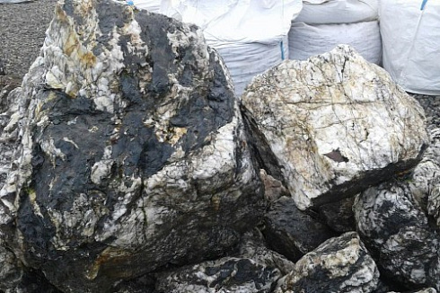 Kamenclub.ru: Черный гранит - кварцит фр. 100-500 мм.  купить в Истре мрамор гранит черный с белыми прожилками, серый, белый валун скальный колотый 7000 руб/т   фото КАМЕНЬ КЛУБ