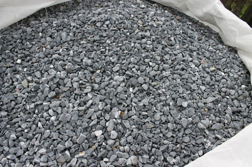 Kamenclub.ru: Щебень галтованный черный (мрамор) фр.10-20 мм.  купить в Истре мрамор черный с белыми прожилками, черный, белый окатанный округлый ландшафтный декоративный щебень 15000 руб/т   фото КАМЕНЬ КЛУБ