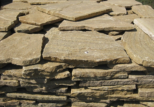 Kamenclub.ru: Песчаник пластушка желтый с рисунком (3 см)  купить в Истре песчаник желтый с рисунком, рыжий, желтый песчаник пластушка ландшафтная рваная 8 500 руб/м3   фото КАМЕНЬ КЛУБ