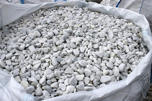 Kamenclub.ru: Мраморная крошка (щебень галтованный белый), фр.20-40 мм.  купить в Истре мрамор белый бежевый молочный мраморный щебень декоративный 17000 руб/т   фото КАМЕНЬ КЛУБ