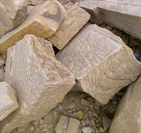 Kamenclub.ru: Песчаник пластушка желтый с рисунком (7-15 см)  купить в Истре плитняк - пластушка - бут желтый песчаник 10200 руб/м3   фото КАМЕНЬ КЛУБ