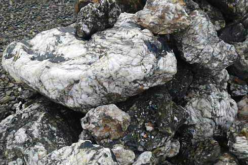 Kamenclub.ru: Черный гранит - кварцит фр. 100-500 мм.  купить в Истре мрамор гранит черный с белыми прожилками, серый, белый валун скальный колотый 7000 руб/т   фото КАМЕНЬ КЛУБ