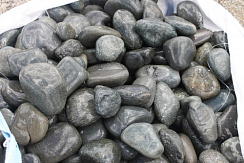 Kamenclub.ru: Темно-серый валунчик фр.100-300 мм.  купить в Истре крупный природный камень серый, темно-серый, светло-серый речная галька большого размера окатанная 4500 руб/т   фото КАМЕНЬ КЛУБ