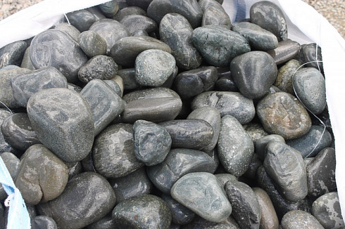 Kamenclub.ru: Темно-серый валунчик фр.100-300 мм.  купить в Истре крупный природный камень серый, темно-серый, светло-серый речная галька большого размера окатанная 4500 руб/т   фото КАМЕНЬ КЛУБ