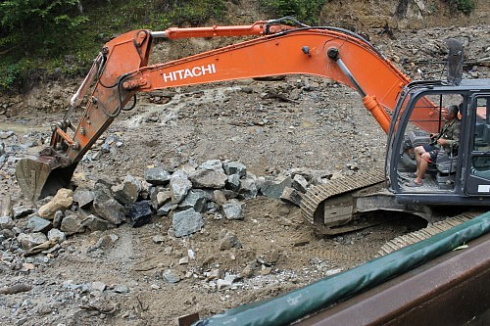 Kamenclub.ru: Гранит скальник (серо-зеленый) фр. 100-500 мм.  купить в Истре гранит зеленый, серый, салатовый крупный ландшафтный валун 6 000 руб/т   фото КАМЕНЬ КЛУБ