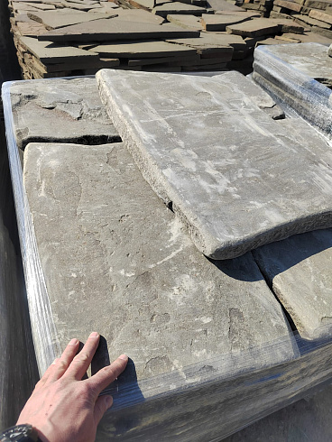 Kamenclub.ru: Песчаник пластушка галтованная светло-серая (3,0 см)  купить в Истре песчаник светло-серый, серый ландшафтный камень рваный колотый 21000 руб/м3   фото КАМЕНЬ КЛУБ